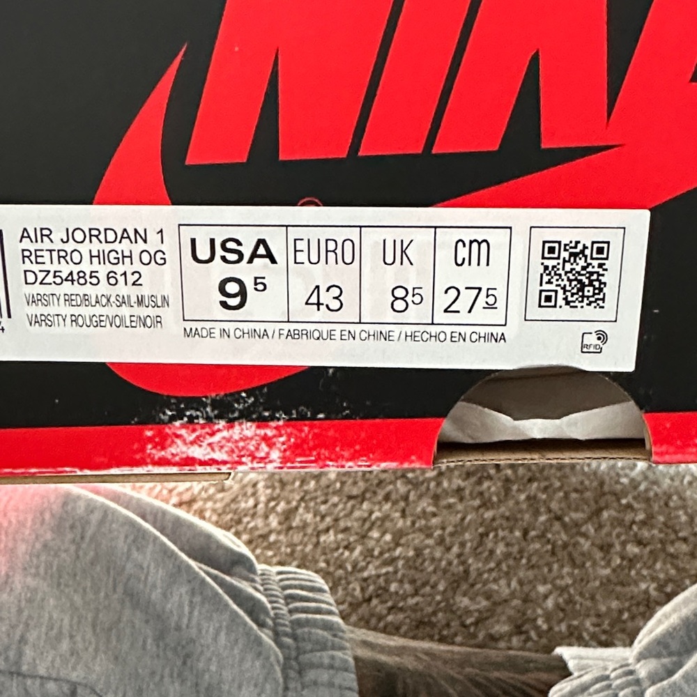 Jordan 1 Retro High OG - Picture 2 of 5